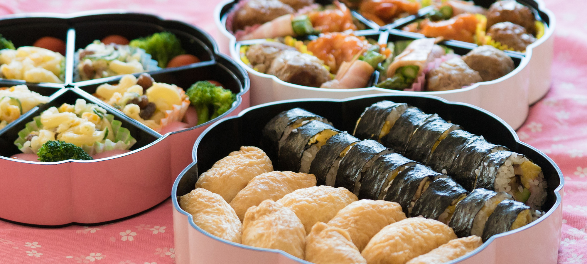 稲荷寿司など、皆で楽しめる定番のお弁当も提供します。